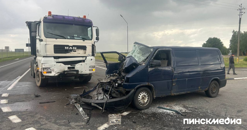 Смертельное ДТП в Пинском районе: на трассе М-10 Volkswagen влетел под MAN