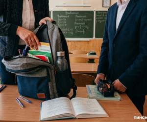 В школах Беларуси с сентября меняют порядок проверки вещей учеников