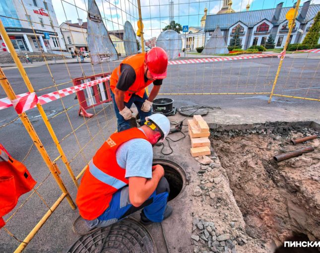 В Пинске ремонтируют теплосети: посмотрели, как устраняют порывы