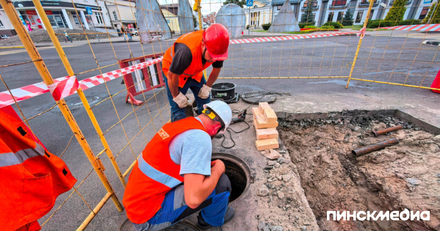 В Пинске ремонтируют теплосети: посмотрели, как устраняют порывы