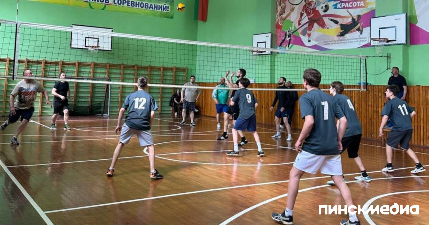 Спортивный диалог: в Пинском районе волейбол сплотил молодежь, милицию и духовенство