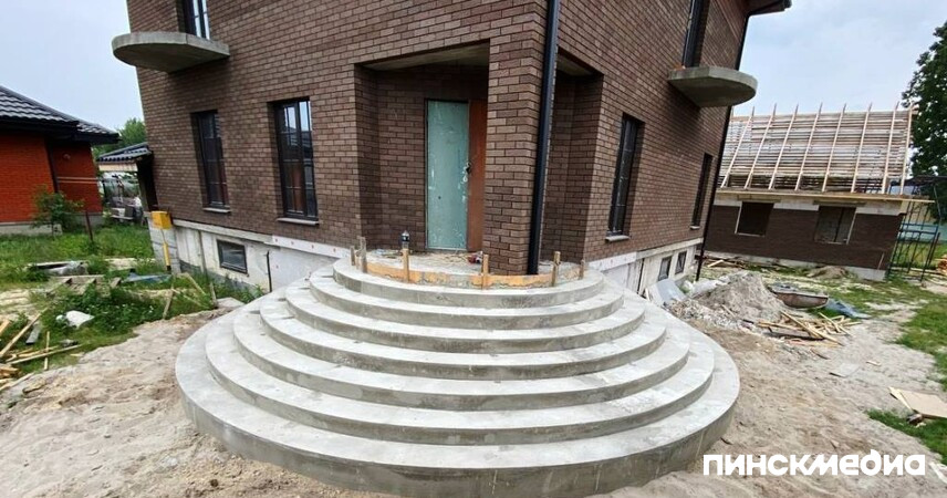 Монолитные лестницы в Пинске и районе – надежное, практичное и стильное решение для частного дома