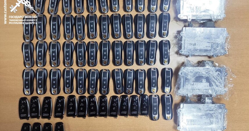 «Семейный подряд»: мать и сын пытались провезти партию умных автоключей через границу