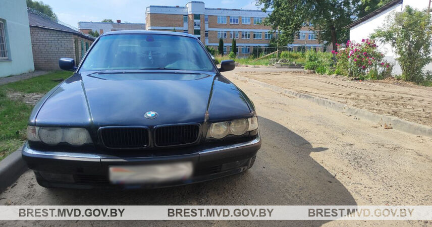 Автомастер-бесправник из Пинска угнал BMW клиента, чтобы покатать девушку