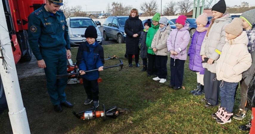 Экскурсия в пожарную часть №1 г. Пинска: школьникам показали будни МЧС