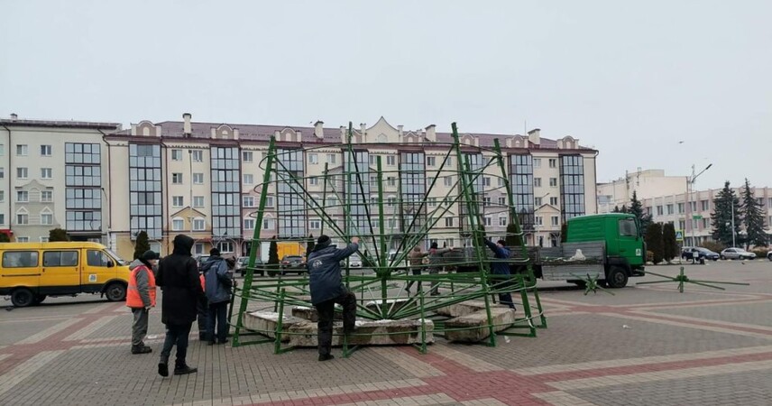 Пинск готовится к Новому году: на пл. Ленина устанавливают главную ёлку