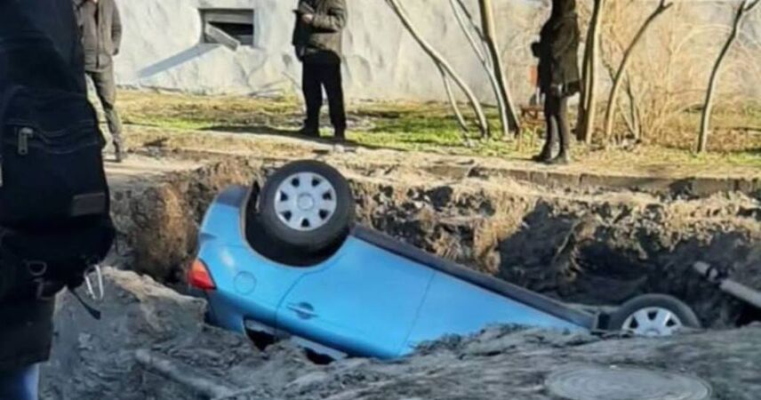 Mitsubishi исчез под асфальтом: дорожная яма стала причиной ДТП в Пинске