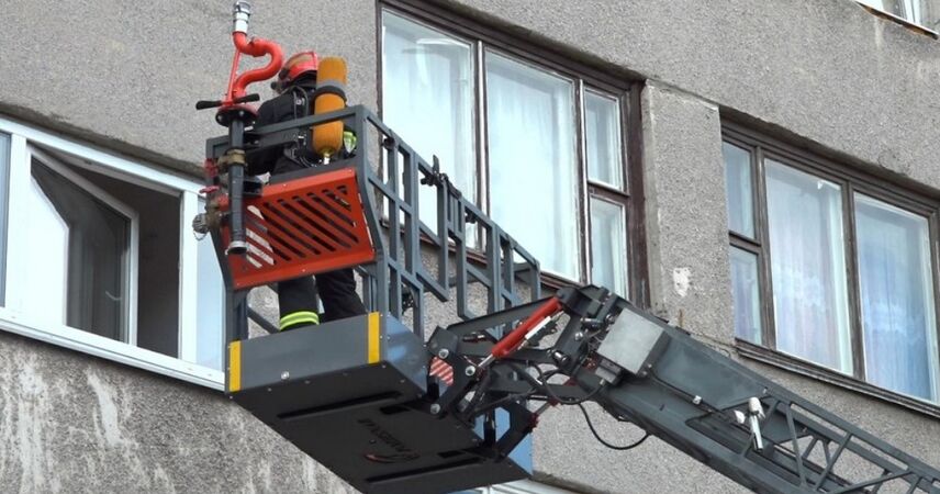 Эвакуация жильцов из общежития и спасение с высоты: в Пинске проверили готовность служб к ЧС