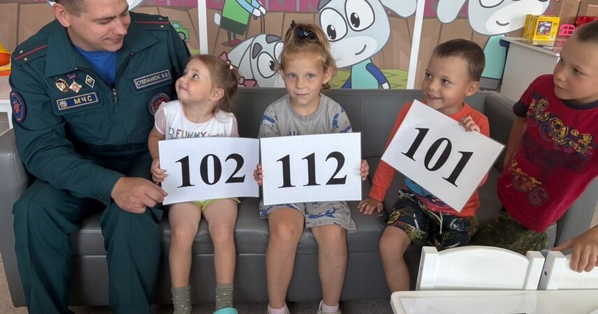 Спасатели МЧС провели обучающее занятие для детей в больнице Пинска