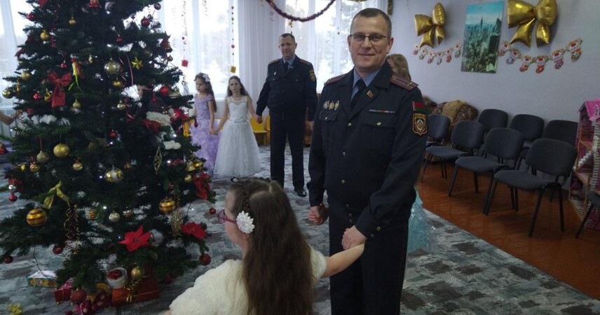 Пинский РОВД подарил детям центра в Логишине праздник у новогодней ёлки