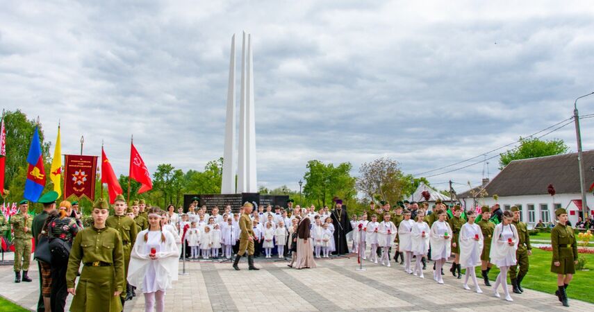 В Пинске торжественно открыли обновленный памятник «Три штыка»