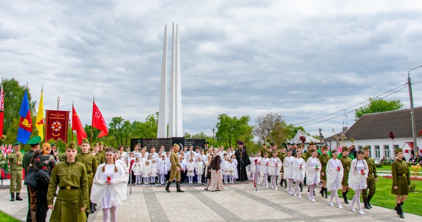 В Пинске торжественно открыли обновленный памятник «Три штыка»