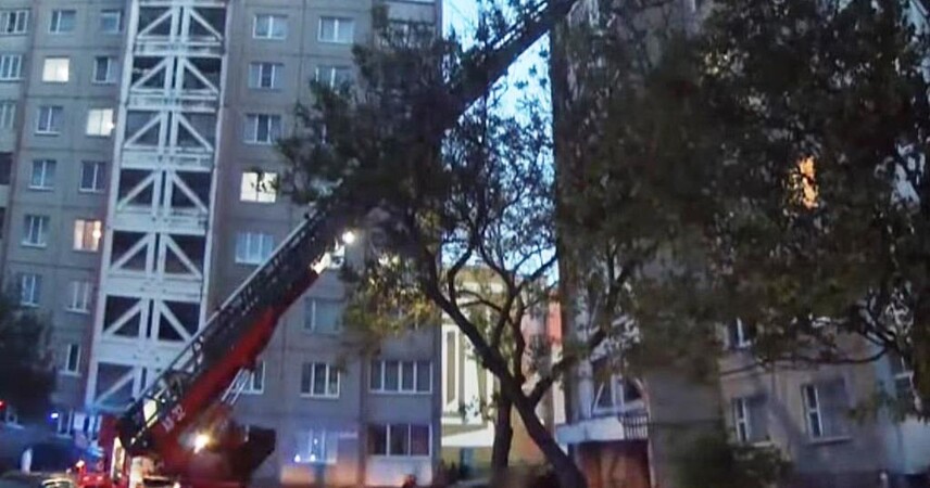 Пенсионерку спасли из задымленной квартиры во время пожара в Пинске