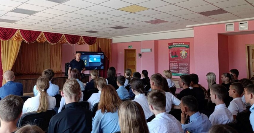 «Я б в милицию пошёл»: в Пинском районе стражи порядка рассказали школьникам о профессии и правилах безопасности