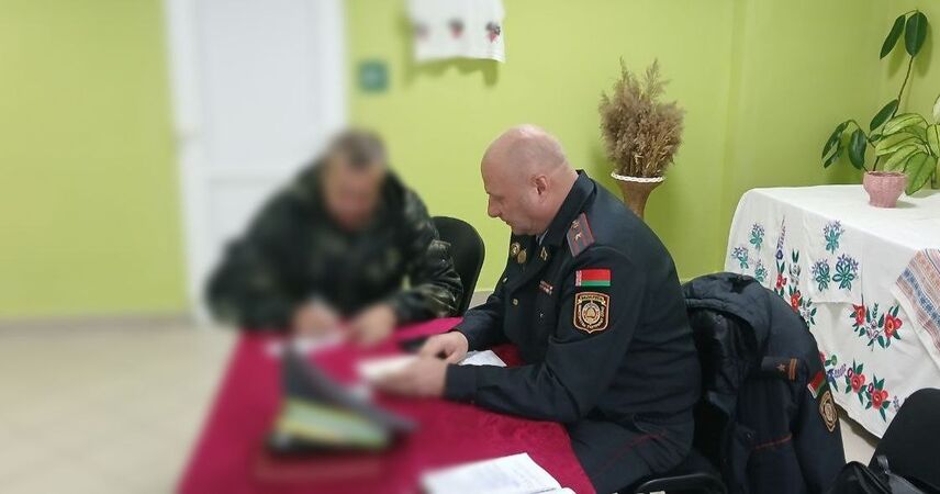 Штраф 8400 рублей и лишение прав: в Пинском районе тракториста судили за пьянку