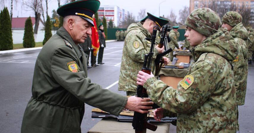 В Пинском погранотряде новобранцам торжественно вручили боевое оружие