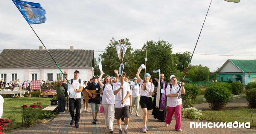 Католікі Берасцейшчыны прайшлі 120 кіламетраў да абраза Маці Божай у Лагішыне. Фотарэпартаж