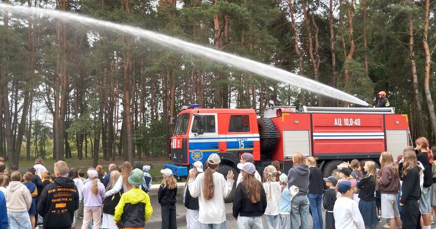Шторм, пожар и вода: Пинский ГРОЧС провел практические занятия для детей в ДРОЦ «Свитанок»
