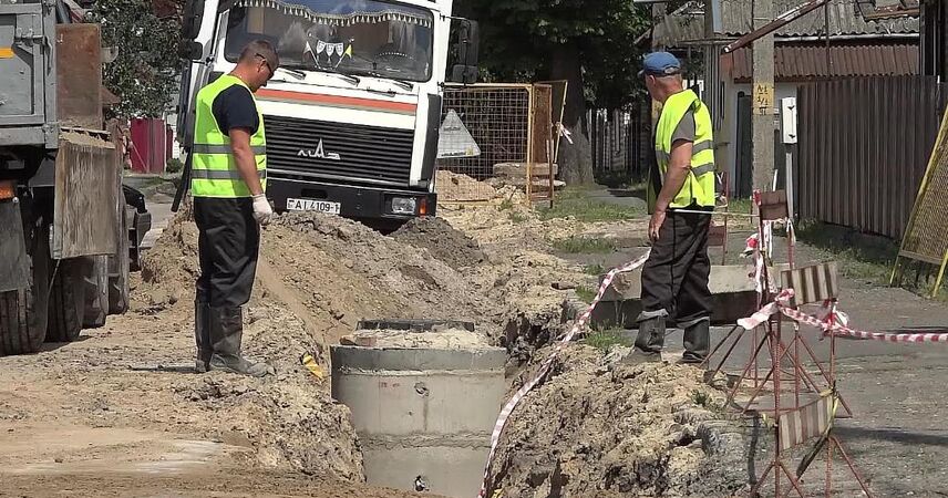 На Полесской в Пинске меняют водопровод: старые трубы уходят в прошлое