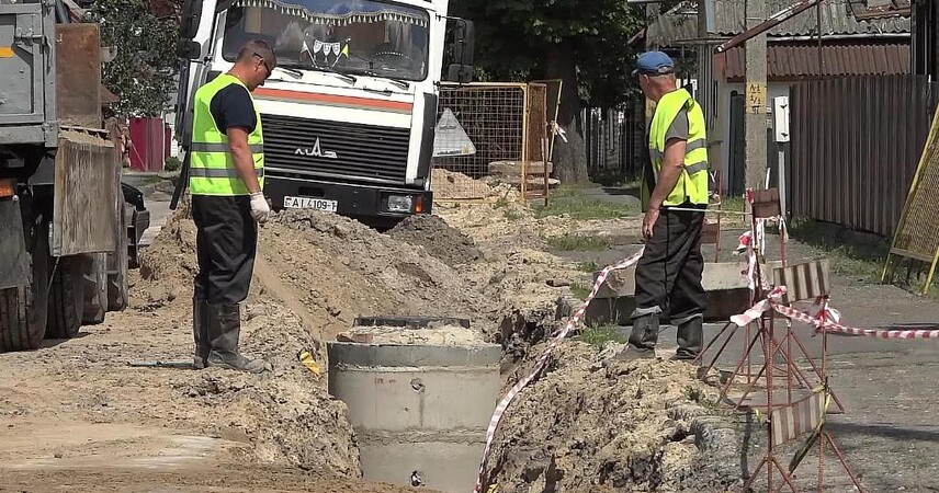 На Полесской в Пинске меняют водопровод: старые трубы уходят в прошлое