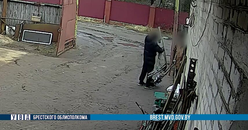 Разобрали и продали на металлолом: у пинчанина украли части автомобиля в его же дворе