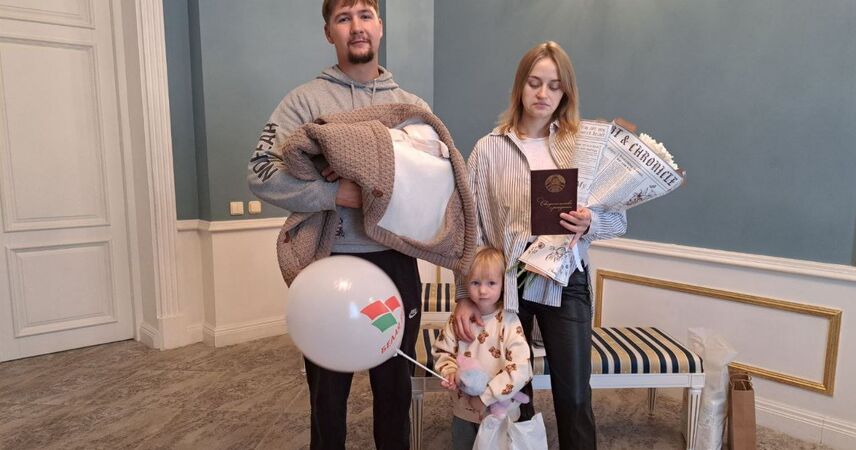 ЗАГС Пинска торжественно зарегистрировал рождение 700-го ребёнка в 2025 году