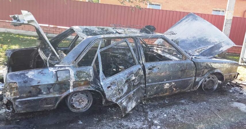 В Пинске на ул. 1-й Добрынской сгорел легковой автомобиль