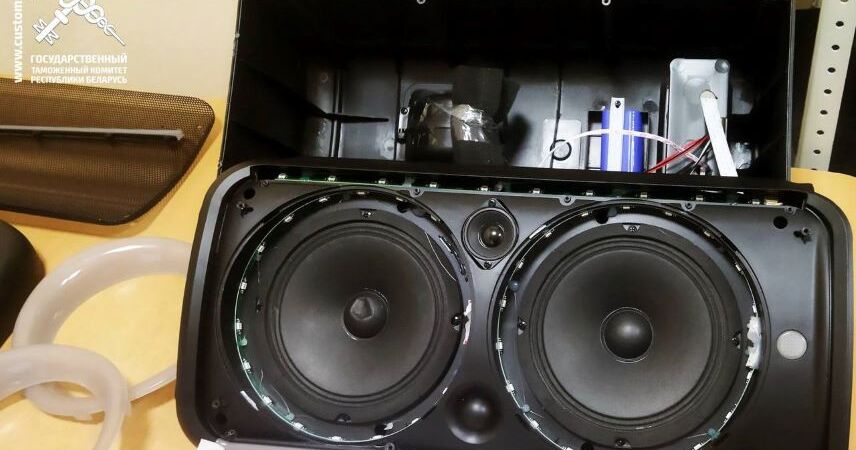 Брестские таможенники изъяли более 1 кг мефедрона и 3,2 тысячи наркотических таблеток, спрятанных в музыкальных колонках