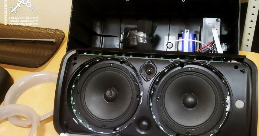 Брестские таможенники изъяли более 1 кг мефедрона и 3,2 тысячи наркотических таблеток, спрятанных в музыкальных колонках