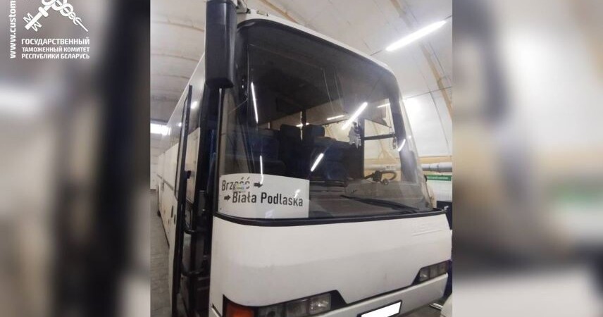 Брестские таможенники изъяли 120 литров топлива, скрытых в тайнике автобуса