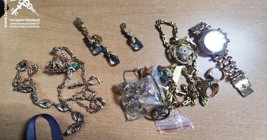 Более килограмма золотых украшений пыталась скрыть на таможне пассажирка из Польши