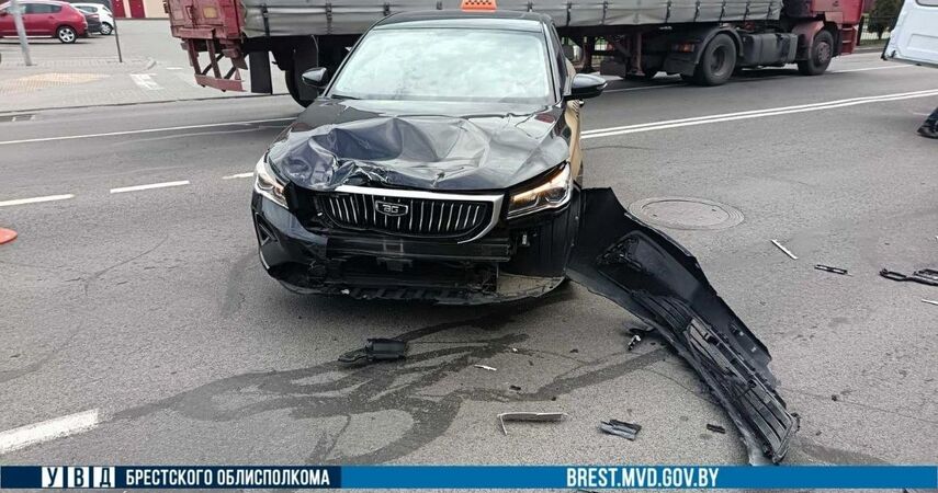 ДТП на улице Брестской в Пинске: таксист не пропустил мотоциклиста при повороте