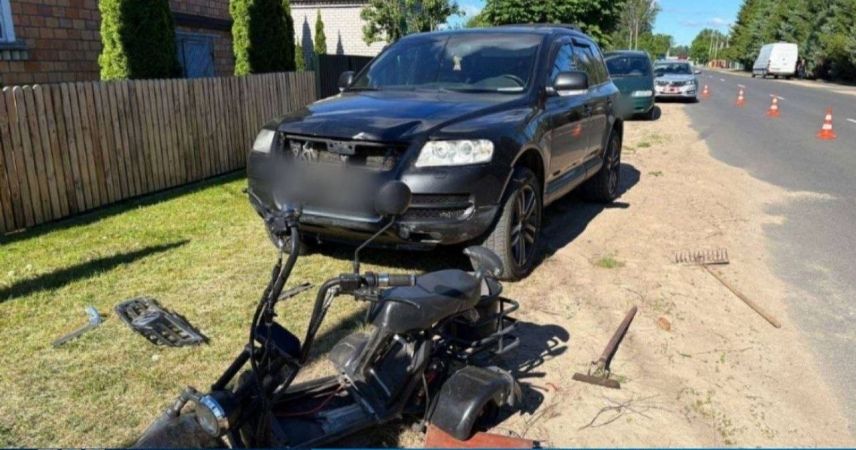 В агрогородке Мотоль Volkswagen столкнулся с электротрициклом: пожилая женщина в больнице