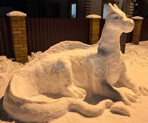 В Столинском районе слепили снеговика высотой 4,5 метра и дракона