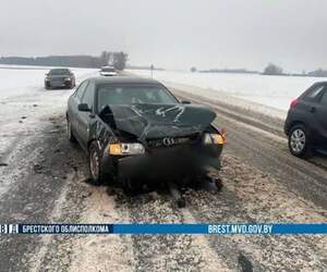 Лобовое ДТП под Пинском: на Р-6 столкнулись Volkswagen и Audi, есть пострадавший