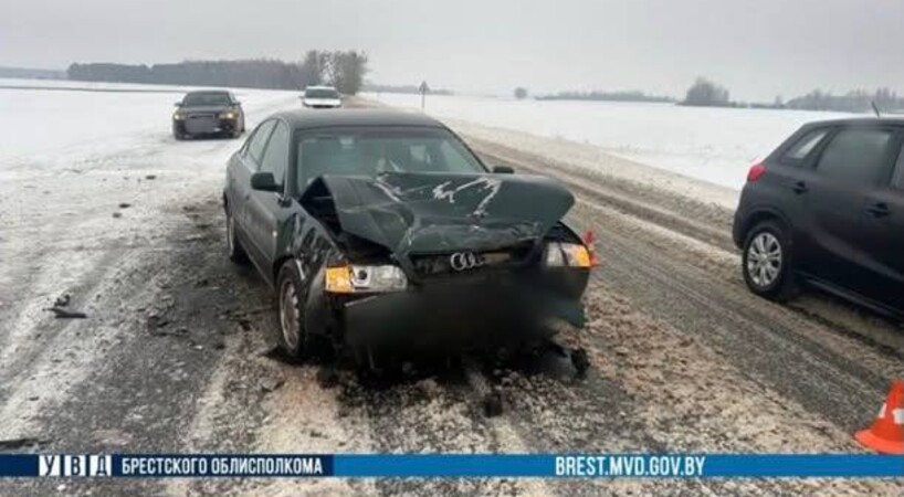 Лобовое ДТП под Пинском: на Р-6 столкнулись Volkswagen и Audi, есть пострадавший