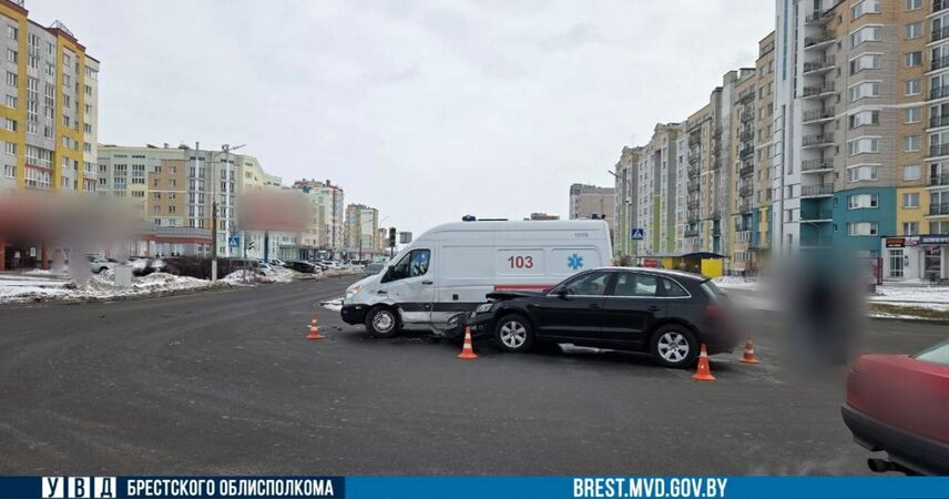 ДТП со скорой в Пинске: Audi и спецтранспорт с сиреной не поделили перекресток