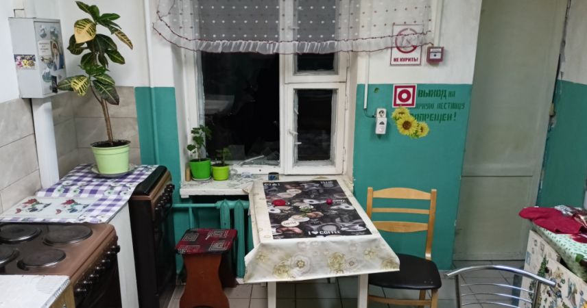Застолье в Пинске закончилось погромом: мужчина разбил окно в общежитии