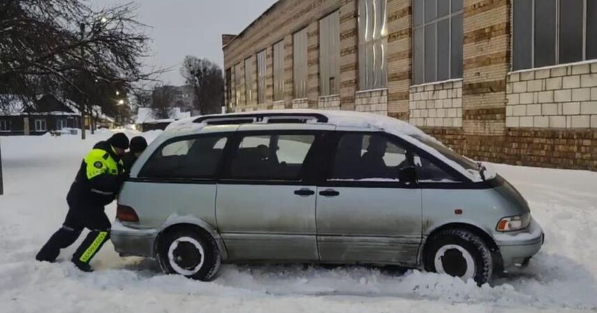В Пинске ГАИ помогает водителям и коммунальщикам справляться с последствиями снегопадов