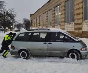 В Пинске ГАИ помогает водителям и коммунальщикам справляться с последствиями снегопадов