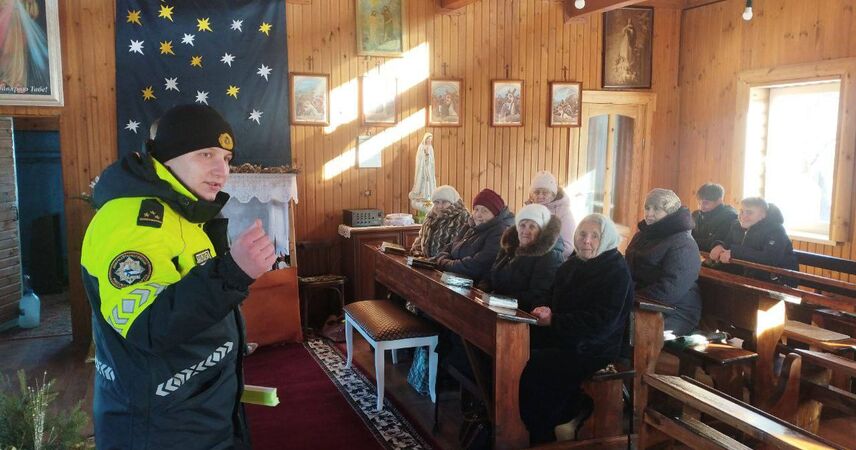 Зажгли «свечи безопасности»: в Кривчицах сотрудники ГАИ подарили фликеры прихожанам костела Святой Анны