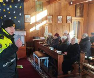 Зажгли «свечи безопасности»: в Кривчицах сотрудники ГАИ подарили фликеры прихожанам костела Святой Анны