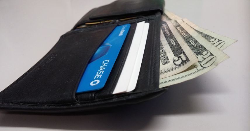 Работница больницы в Пинске украла у пациента кошелек и сожгла его вместе с деньгами