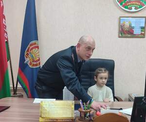 Пятилетняя пинчанка получила награду от МВД и посидела в кресле начальника ГОВД