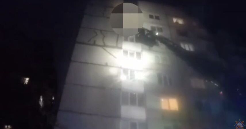 В Пинске спасатели МЧС спасли мужчину с 9-го этажа