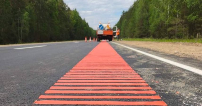 На дороге в Беловежскую пущу начали наносить музыкальную разметку, которая будет играть мелодию «Песняров»