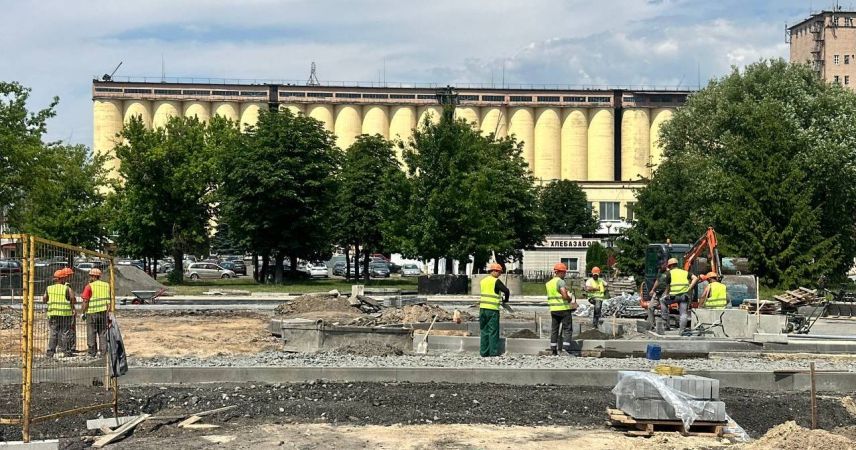 В Пинске на Брестской начали укладывать асфальт: когда откроют новый отрезок магистрали