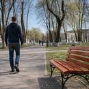 Берегите джинсы: в Пинске официально открыли сезон свежеокрашенных скамеек