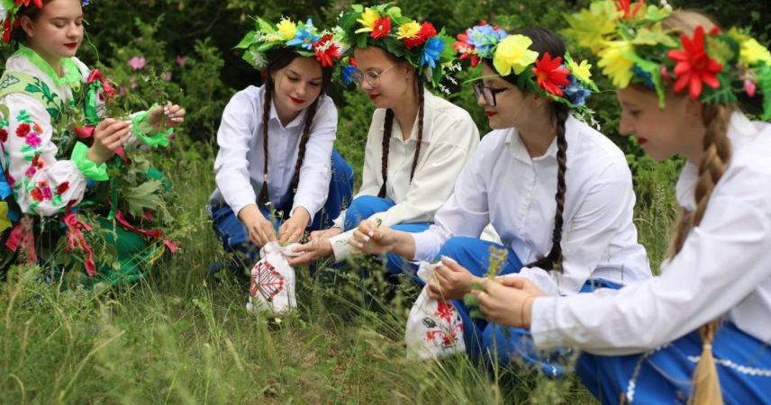 В Парохонске прошел этно-праздник «Троицкое многоцветие»: гости украсили березу лентами и загадали желания