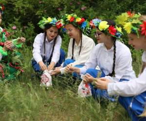 В Парохонске прошел этно-праздник «Троицкое многоцветие»: гости украсили березу лентами и загадали желания